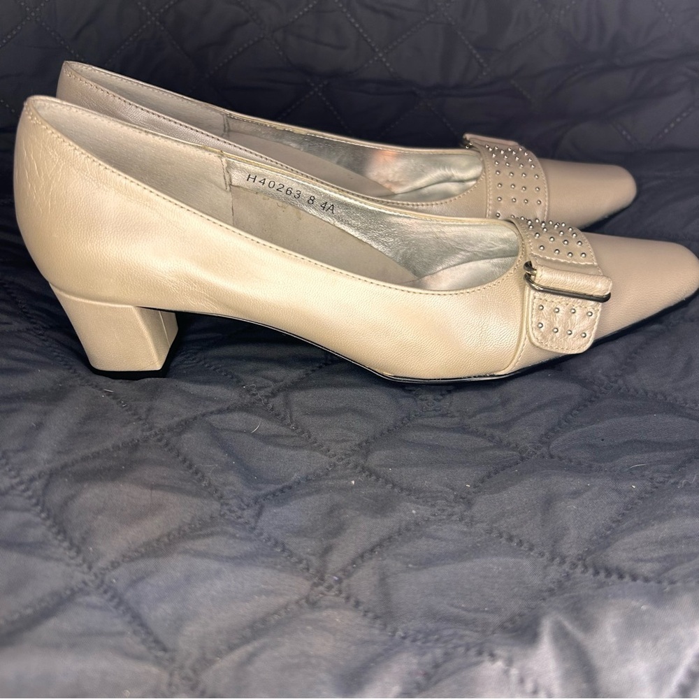 Ros Hommerson Beige Leather Pumps Size 8 4A Extra Narrow Studded Strap Heels - Picture 3 of 10
